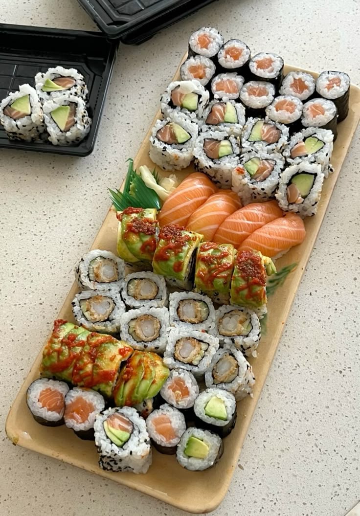 khas Sushi Tei — ombak seigaiha dan matahari terbit